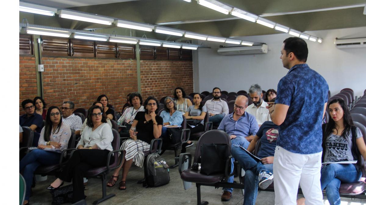 Professor fala para público de gestores