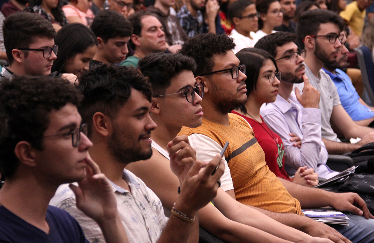 Fotos de estudantes em auditório