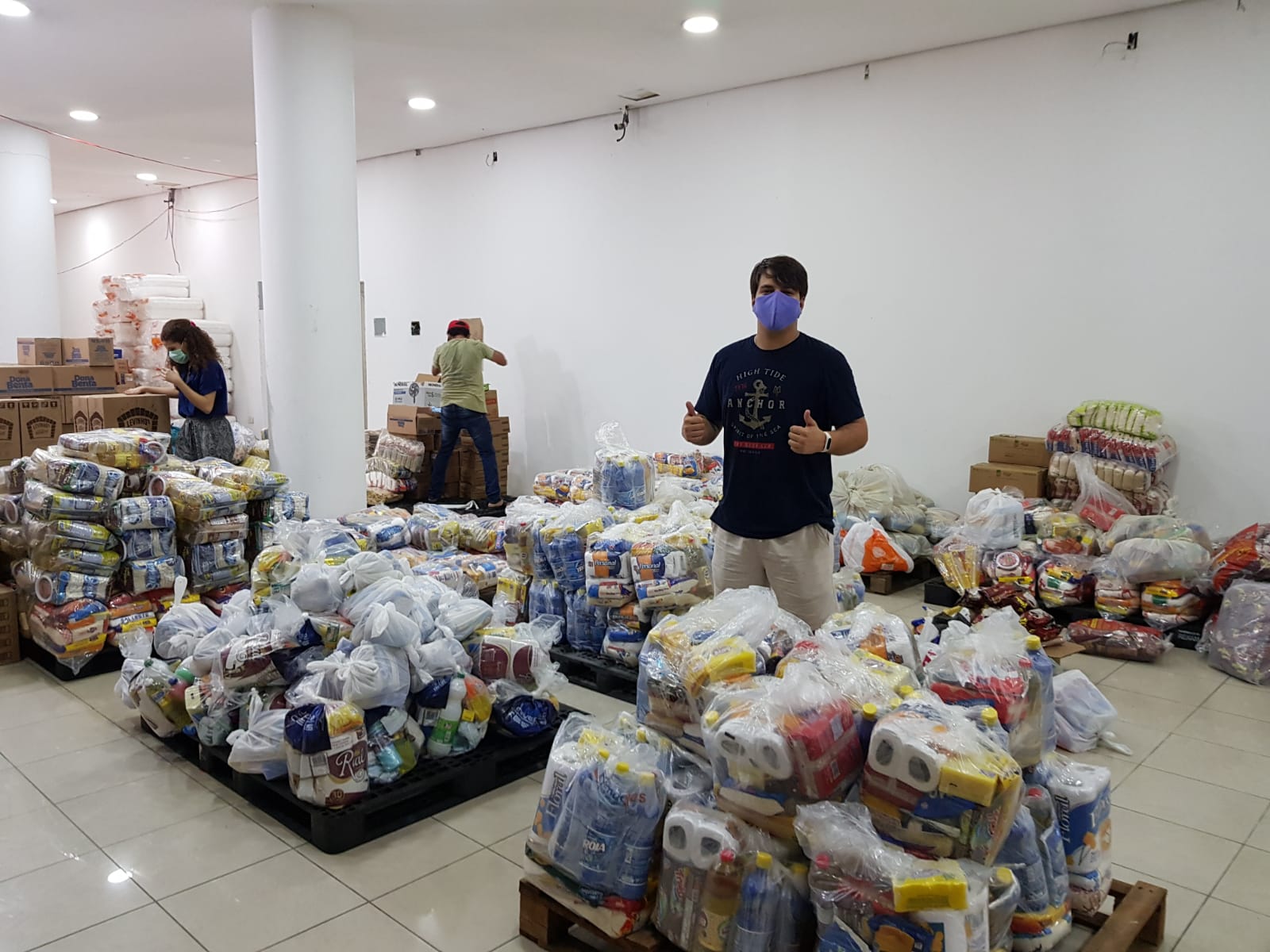 pessoas organizando os itens para doação