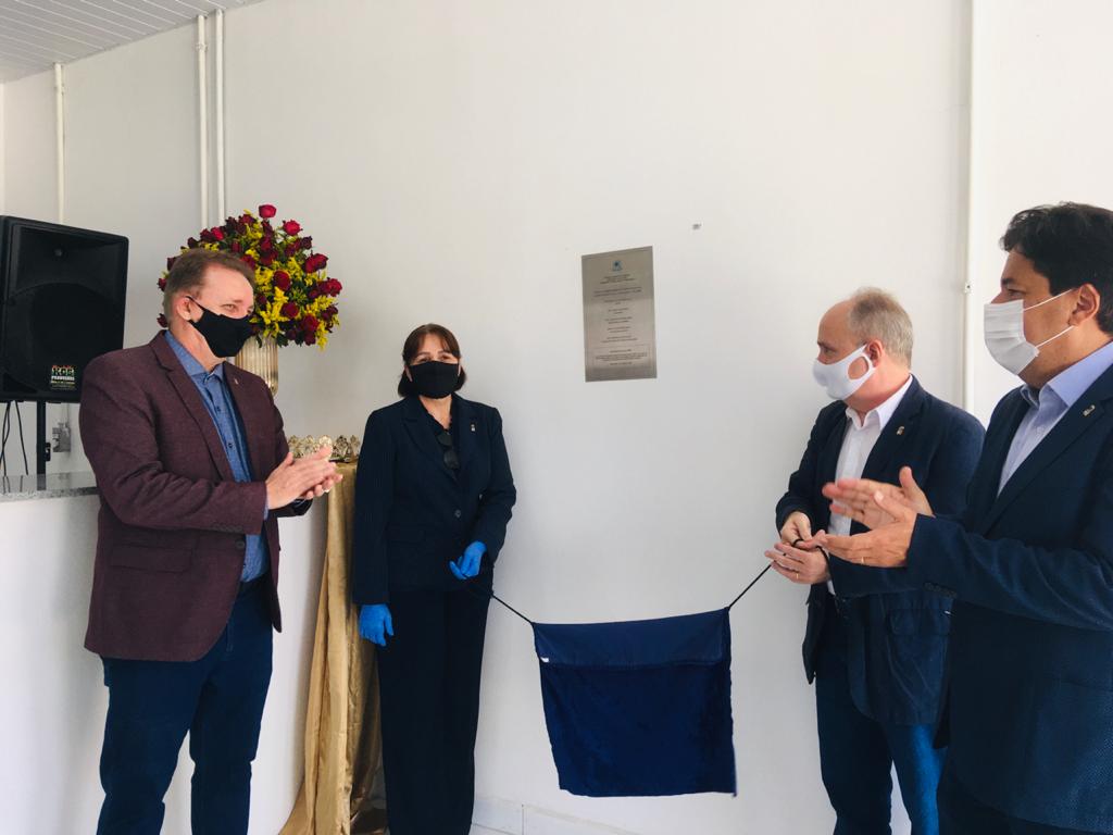 autoridades descerrando a placa da nova unidade