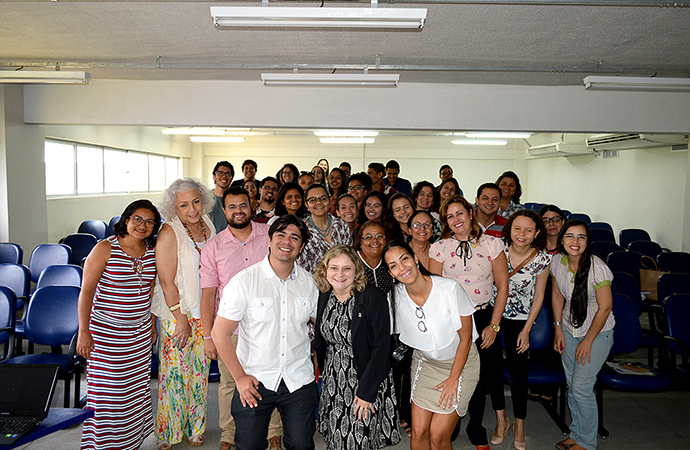 Grupo de pessoas, participantes da Conferência sobre suicídio e depressão.