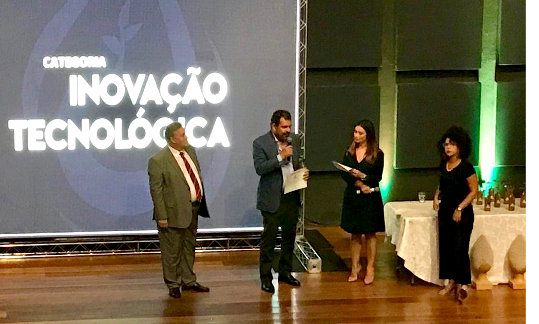 professor vanildo recebe prêmio no vasconcelos sobrinho