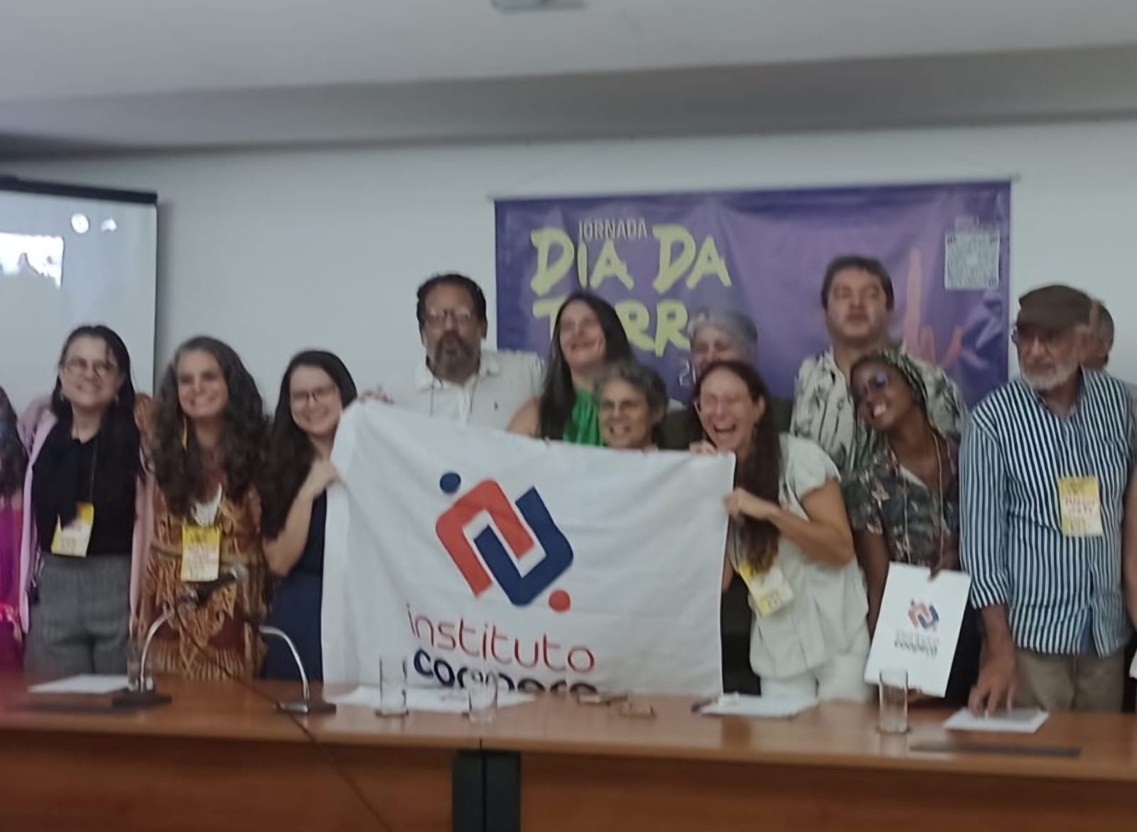 grupo reunido do Dia da Terra com faixa do Instituto Coopera