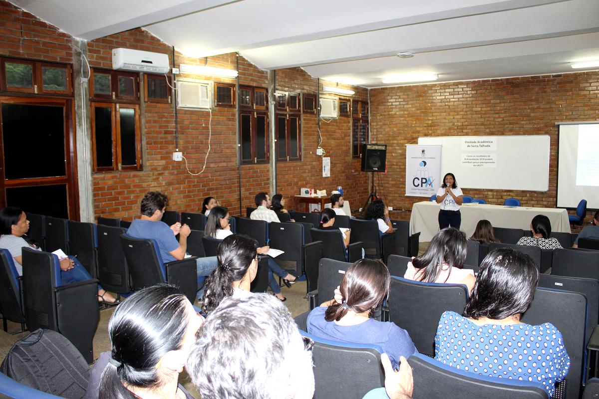pessoas em sala de aula