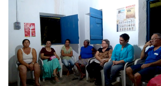 mulheres sentadas numa sala debatendo um tema