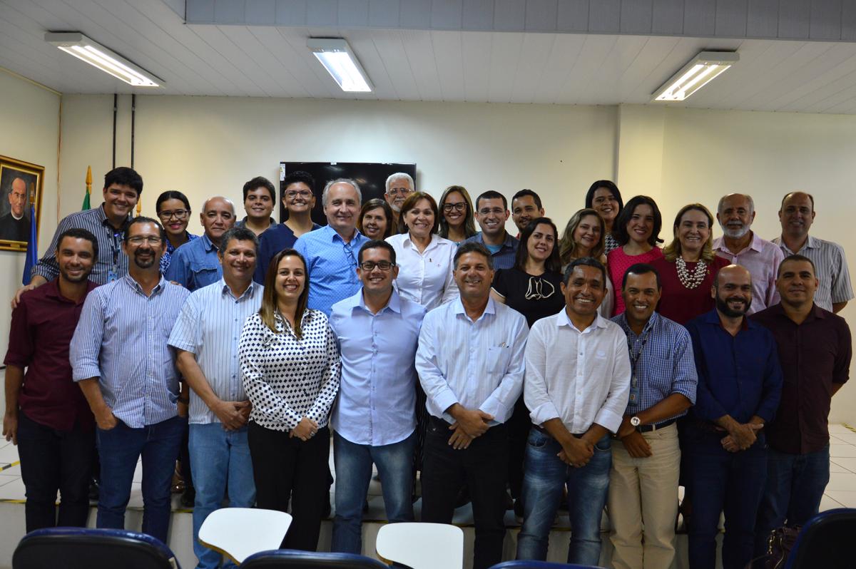 participantes do encontro posando para fotografia. vinte pessoas aproximadamente