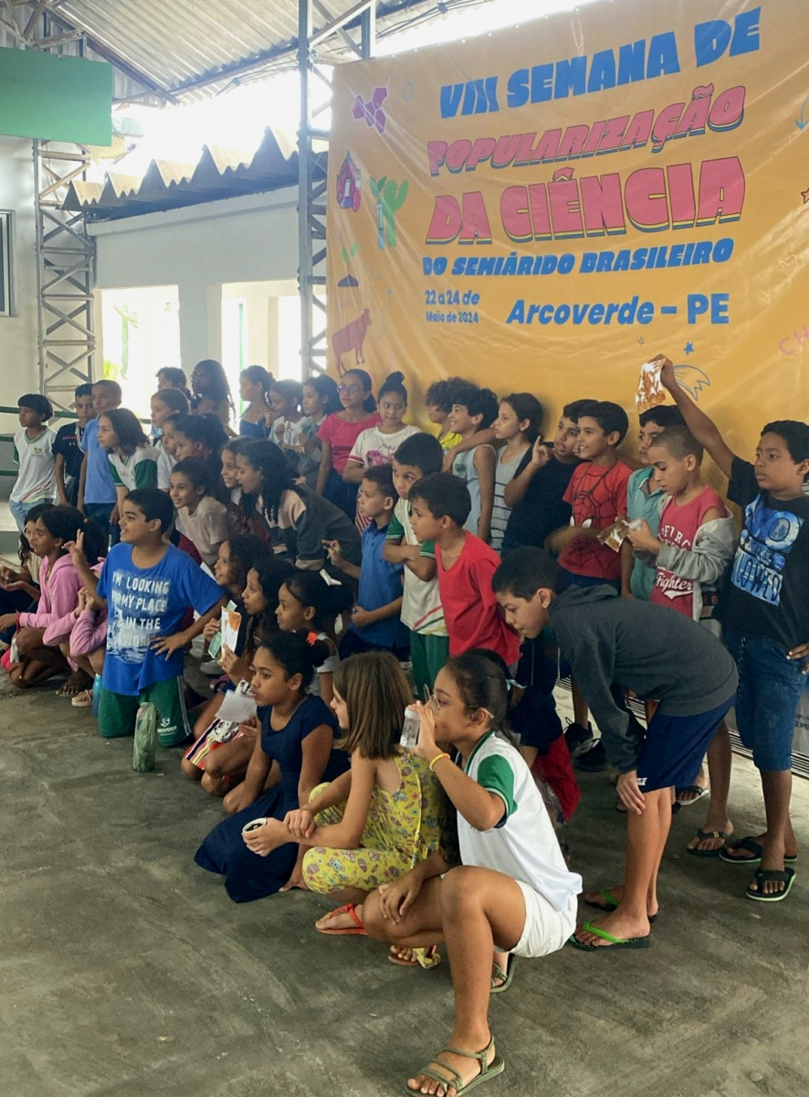 Estudantes na quadra da escola