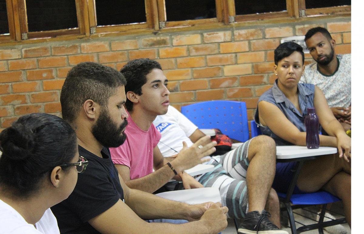estudantes sentados em bancas numa sala de aula