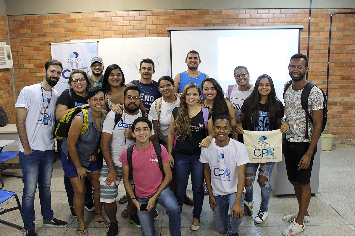 pessoas em sala de aula posando para fotografia