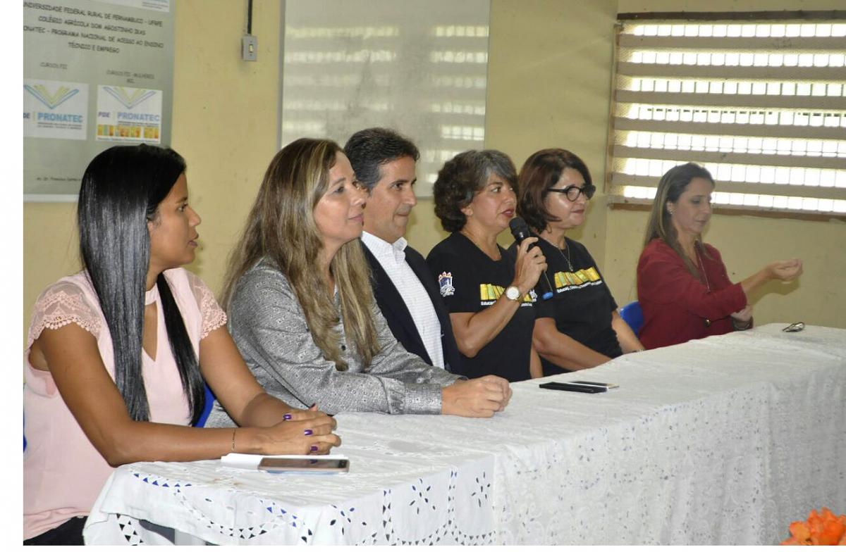 Integrantes da mesa responsável pela aula inaugural do curso