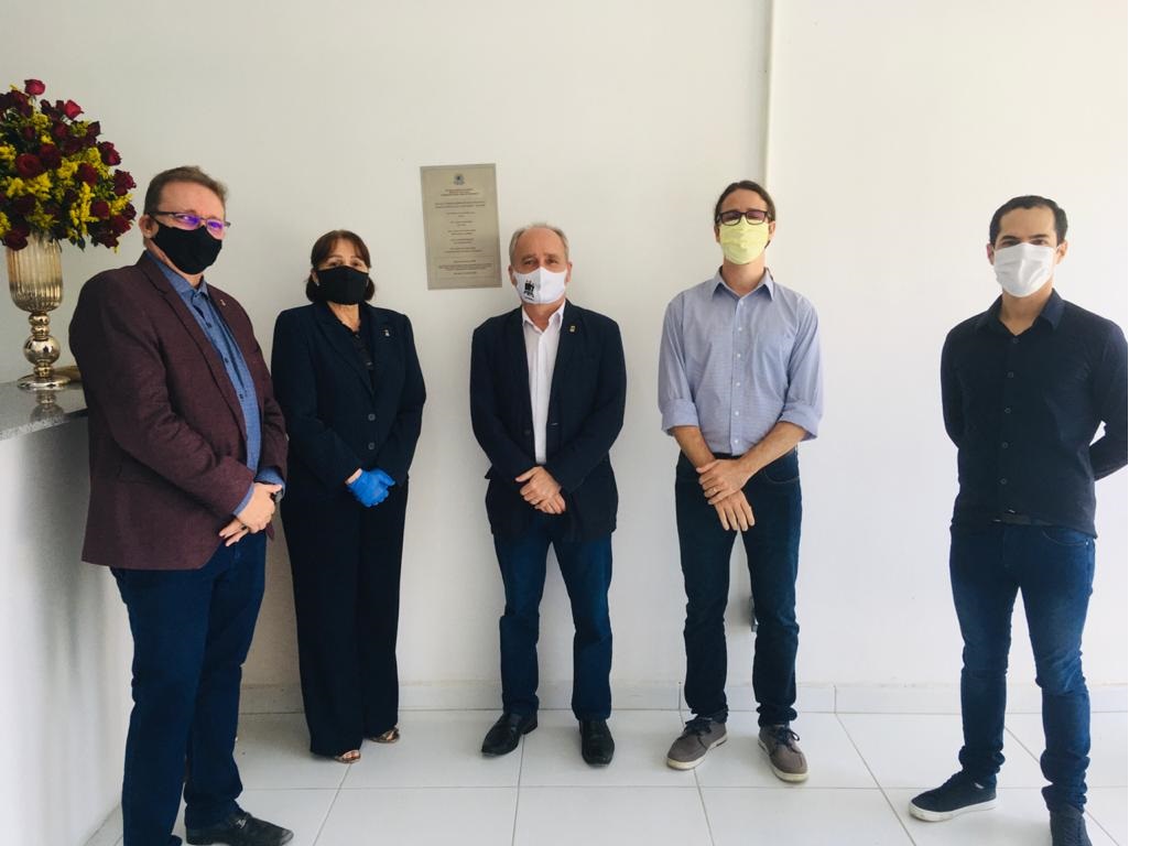 autoridades descerrando a placa