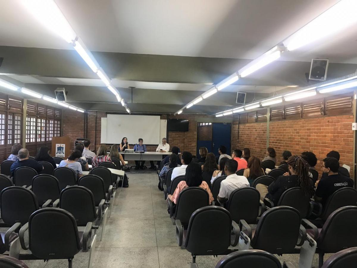 Imagem de sala de aula. Foto dos fundos.