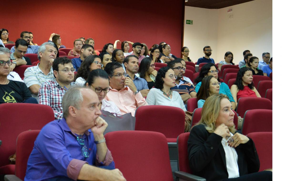 público sentado no auditório assiste à palestra