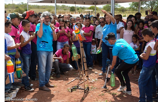 equipe do projeto Desvendando no sertão com crianças de escolas públicas em oficina de foguetes