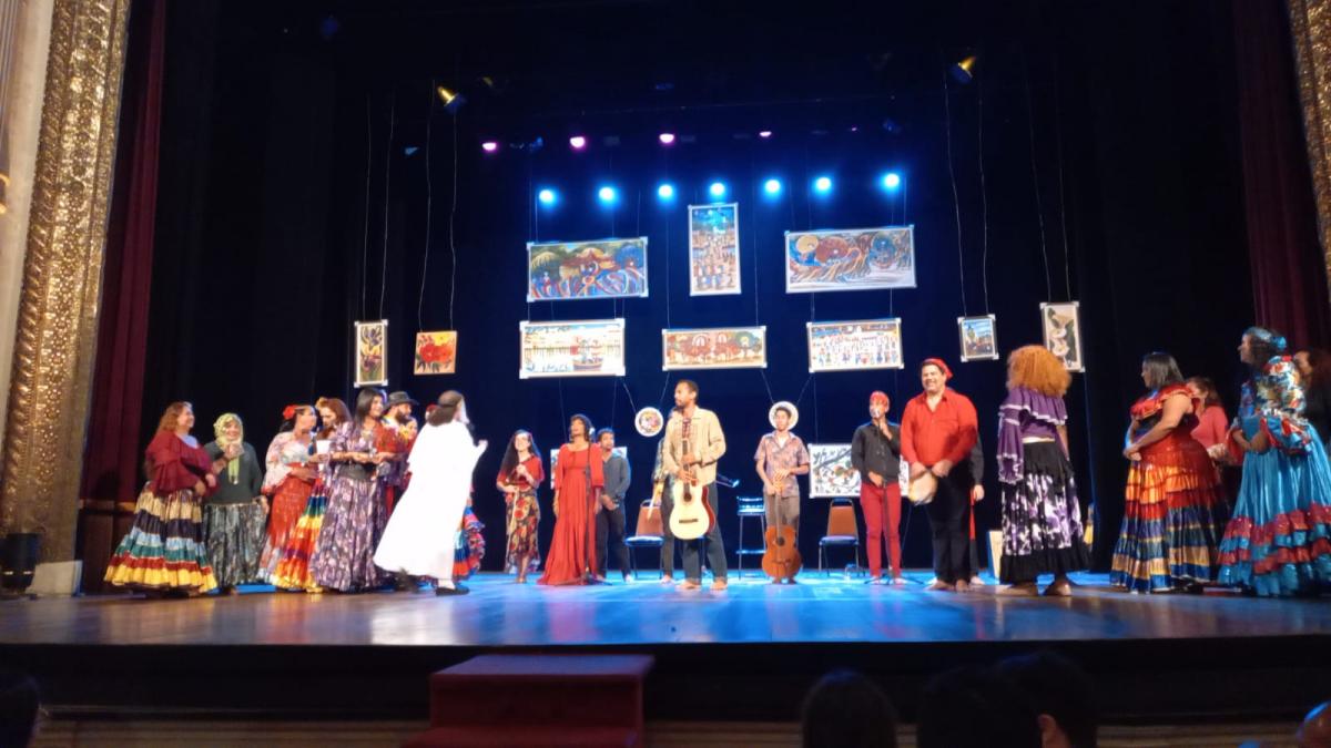 escola naná vasconcelos no palco do Santa Isabel