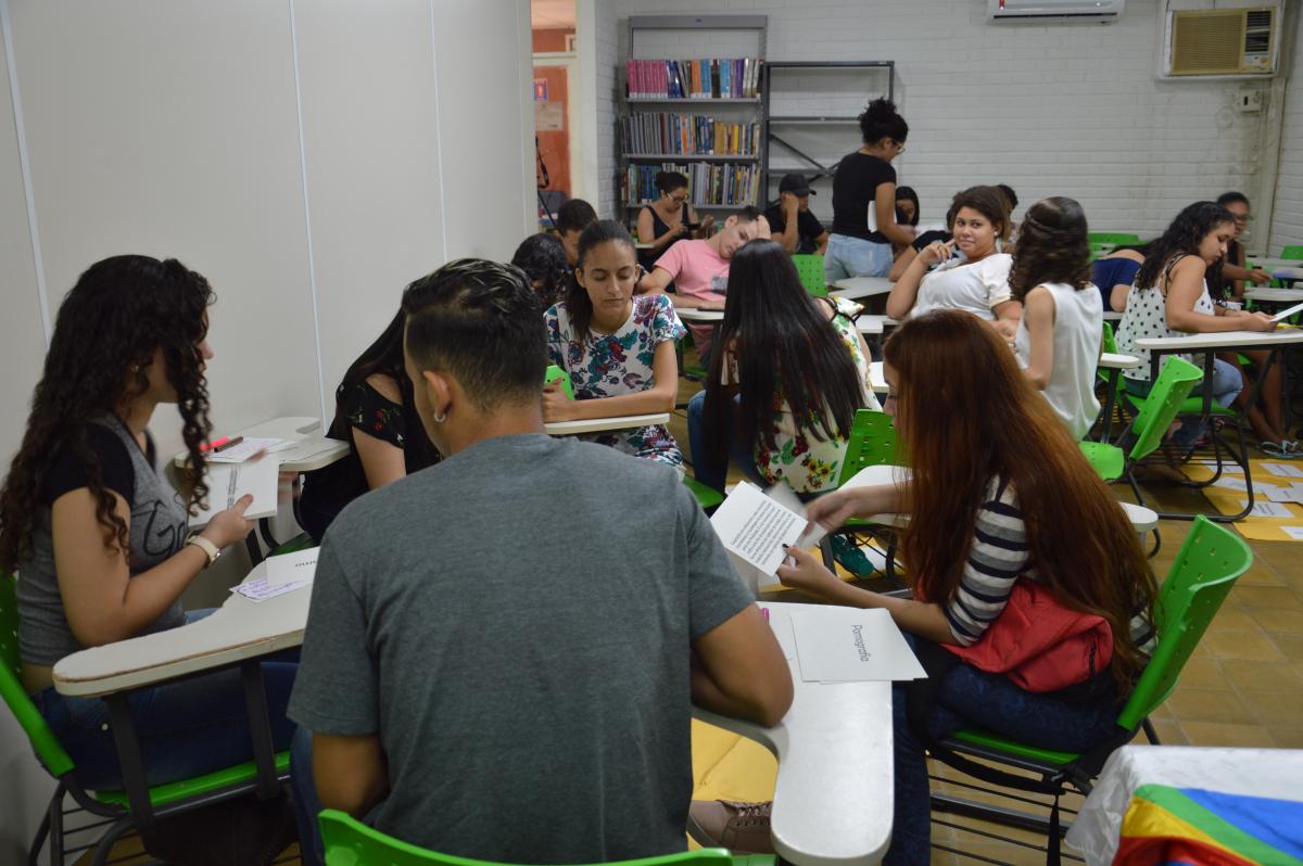 Jovens participando da oficina em grupos diversos 