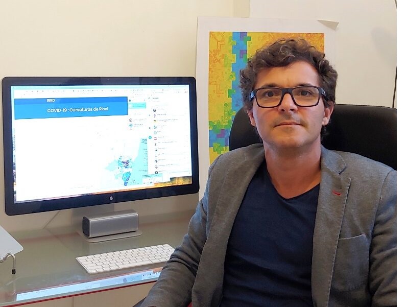 professor jones sentado em seu gabinete ao lado de monitor