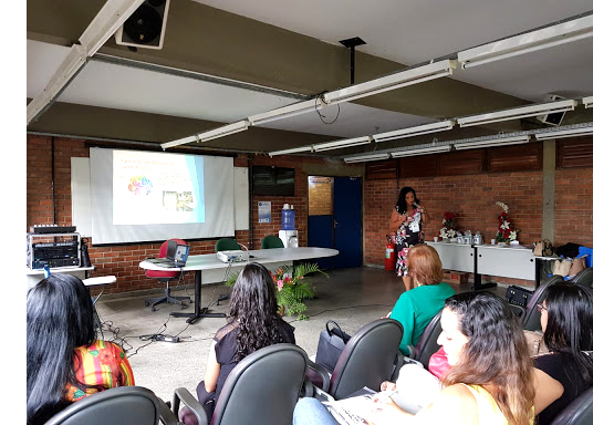pessoas em sala de aula