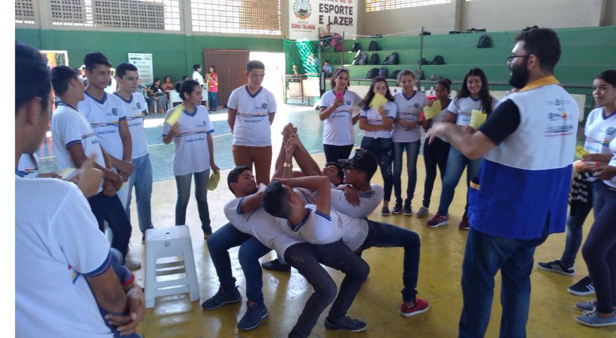 jovens participam de dinâmica de grupo