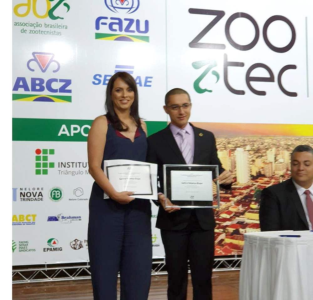 foto professora recebendo prêmio